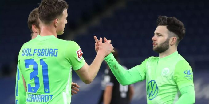 Der Schweizer Renato Steffen (r.) jubelt nach seinem Tor in der Bundesliga gegen Bielefeld. Bundesliga Wolfsburg Steffen