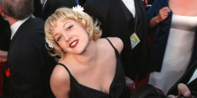 Drew Barrymore an den Oscars im Jahr 1998. drew barrymore oscars