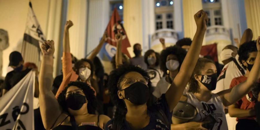 Demonstranten protestieren gegen die Regierung bei der Bekämpfung des Coronavirus. Foto: Silvia Izquierdo/AP/dpa