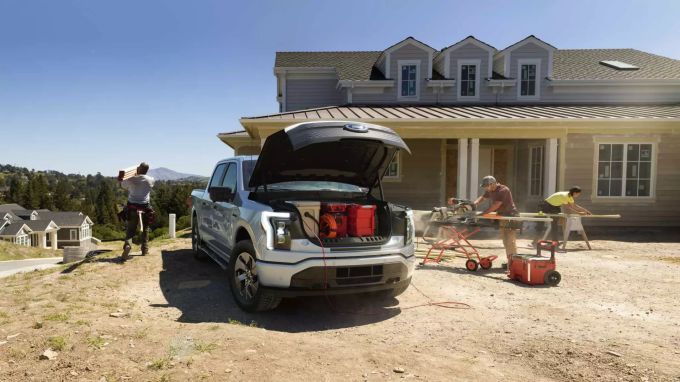 Der Lightning schluckt vorne unter der Haube bereits mehr als 400 Liter Ladevolumen 2022 Ford F-150 Lightning