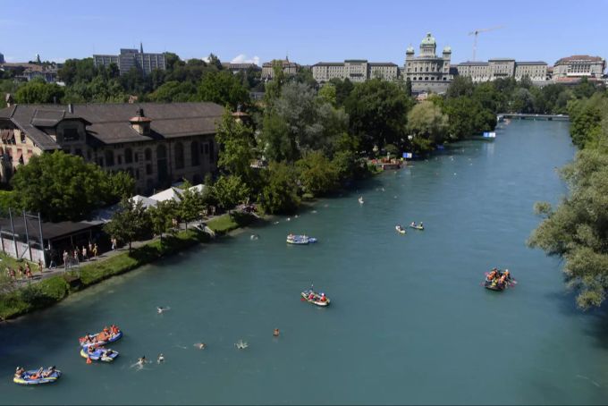 Die Aare ist an heissen Sommertagen ein Hotspot für Böötler. aareböötlen bern