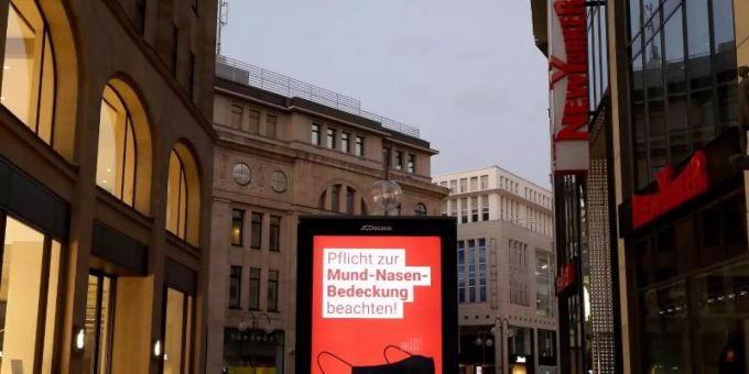 In der Kölner Fussgängerzone wird auf die Maskenpflicht hingewiesen. Foto: Oliver Berg/dpa In der Kölner Fussgängerzone wird auf die Maskenpflicht hingewiesen. Foto: Oliver Berg/dpa