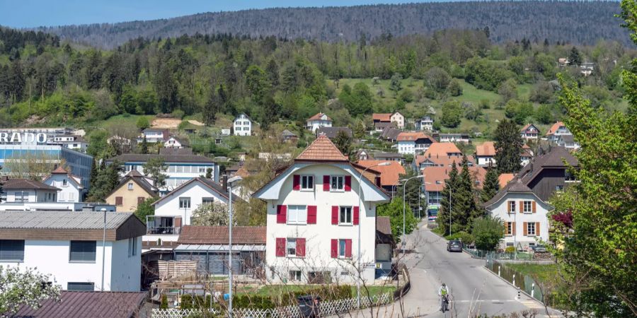 Blick auf die Bahnhofstrasse in Lengnau (BE).