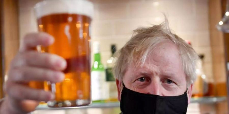 Wie der Premier, so seine Landsleute: Nicht nur Boris Johnson trinkt gerne ein kühles Bier. Foto: Jacob King/PA Wire/dpa