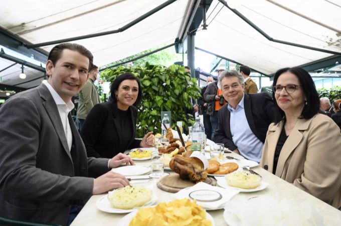 Selbst Kanzler Sebastian Kurz gönnt sich am 19. Mai das Mittagessen in der Beiz. Gemeinsam mit Vizekanzler Werner Kogler, Tourismusministerin Elisabeth Köstinger (2-l) und der Staatssekretä kurz öffnung österreich