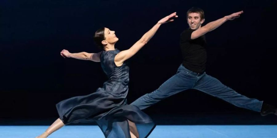 Die Tänzer Helene Bouchet und Aleix Martinez bei eienr Fotoprobe des Stückes ««Beethoven-Projekt II»» von John Neumeier in der Staatsoper Hamburg. Foto: Daniel Reinhardt/dpa
