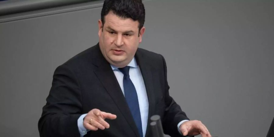 Hubertus Heil, Bundesminister für Arbeit und Soziales (SPD) spricht am Rednerpult im Bundestag. Der Bundestag debattiert über die unternehmerische Sorgfaltspflicht von Lieferketten. Foto: Magdalena Tröndle/dpa