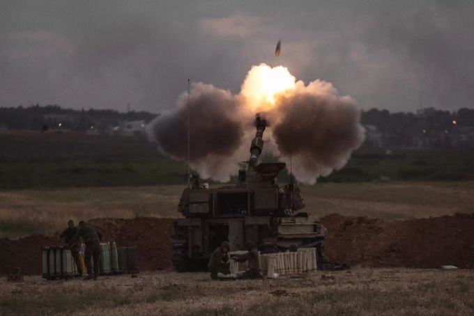 17.05.2021, Israel, --: Eine israelische Artillerieeinheit feuert an der Grenze zu Gaza auf Ziele im Gazastreifen. Konflikt in Nahost