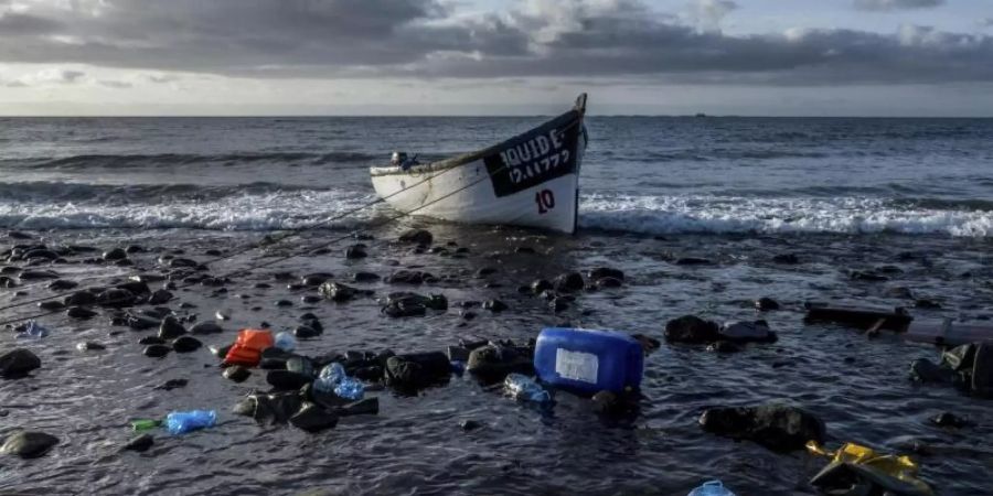 Die Zahl der Menschen, die die lebensgefährliche Überfahrt von Afrika über den Atlantik wagen, ist im vergangenen Jahr stark gestiegen. Foto: Javier Bauluz/AP/dpa/Symbolbild