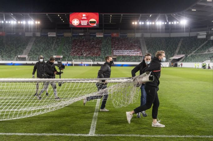 Vor dem Spiel der Schweizer Nati muss im Stadion des FC St.Gallen kurzfristig ein Tor ausgetauscht werden. Schweizer Nati FC St.Gallen