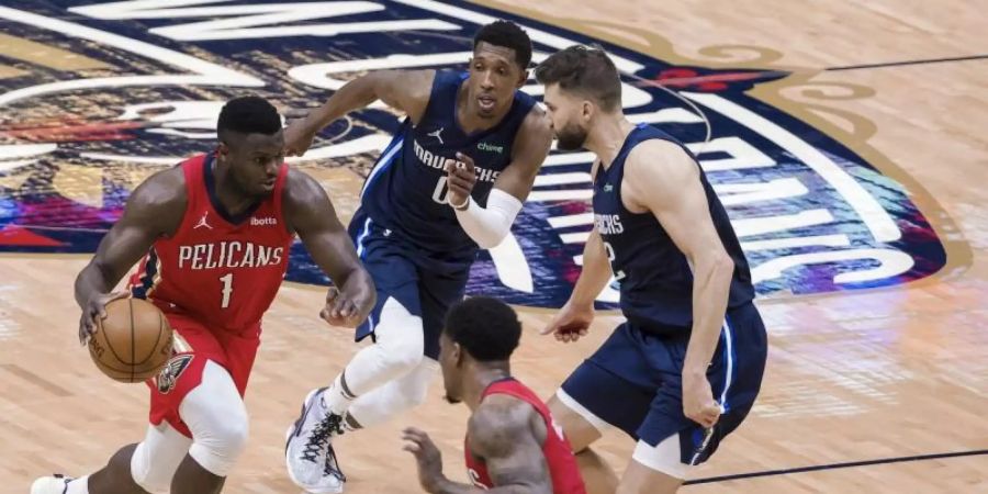 Maxi Kleber (r) musste mit den Mavericks eine Niederlage gegen New Orleans hinnehmen. Foto: Derick Hingle/AP/dpa