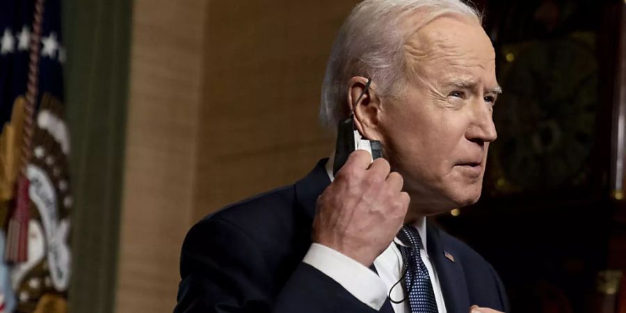 Joe Biden, Präsident der USA, nimmt im Treaty Room des Weissen Hauses seine Schutzmaske ab, um über den Abzug der restlichen US-Truppen aus Afghanistan zu reden. Foto: Andrew Harnik/AP Pool/dpa