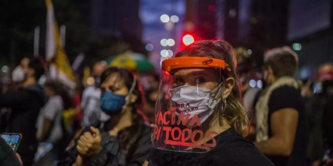 Demonstranten ziehen gegen die Regierung Bolsonaro auf die Strassen. Den ganzen Tag über versammelten sie sich zu Protestmärschen und stellten zahlreiche Forderungen. (zu dpa: Tausende demonstrieren gegen Präsident Bolsonaro). Foto: André Lucas/dpa Demonstranten ziehen gegen die Regierung Bolsonaro auf die Strassen. Den ganzen Tag über versammelten sie sich zu Protestmärschen und stellten zahlreiche Forderungen. (zu dpa: Tausende demonstrieren gegen Präsident Bolsonaro). Foto: André Lucas/dpa