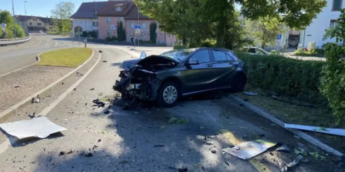 Der gestohlene Mercedes am Unfallort in Stein AG. mercedes stein
