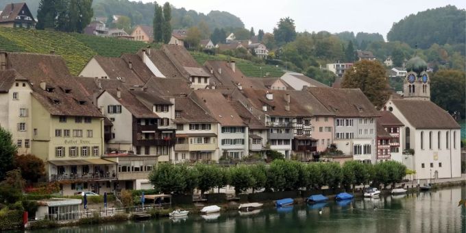 Rheinufer in Eglisau mit Blick auf die Altstadt. Rheinufer in Eglisau mit Blick auf die Altstadt.