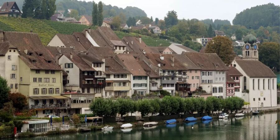 Rheinufer in Eglisau mit Blick auf die Altstadt.