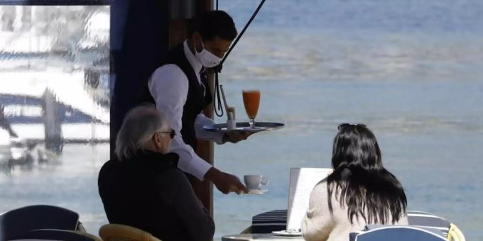 Auf Mallorca soll die Ausgehsperre um eine Stunde nach hinten auf 23.00 Uhr verlegt. Auch Gastronomen dürfen dann zwischen 20.00 und 22.30 Uhr öffnen. Foto: Clara Margais/Archiv/dpa Auf Mallorca soll die Ausgehsperre um eine Stunde nach hinten auf 23.00 Uhr verlegt. Auch Gastronomen dürfen dann zwischen 20.00 und 22.30 Uhr öffnen. Foto: Clara Margais/Archiv/dpa
