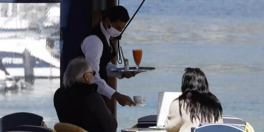 Auf Mallorca soll die Ausgehsperre um eine Stunde nach hinten auf 23.00 Uhr verlegt. Auch Gastronomen dürfen dann zwischen 20.00 und 22.30 Uhr öffnen. Foto: Clara Margais/Archiv/dpa