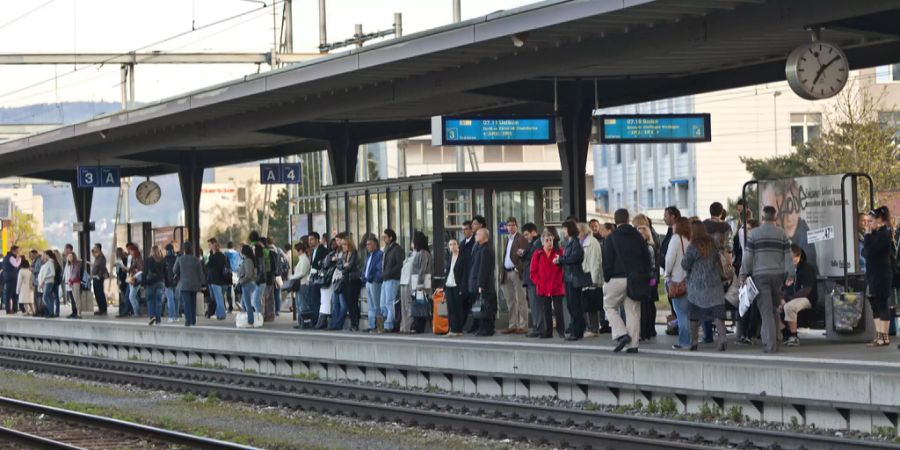 Reisende auf dem Bahnsteig am Bahnhof Regensdorf.