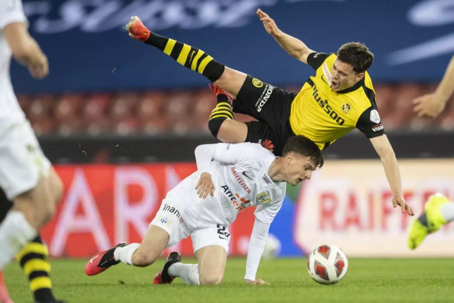 YB-Youngster Fabian Rieder (r.) wird von Fabian Rohner (l.) vom FCZ von den Beinen geholt.