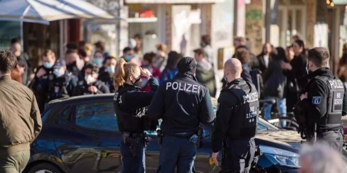 An der Admiralsbrücke am Landwehrkanal in Kreuzberg fordern Polizisten die Menschen auf, eine Maske zu tragen, oder zu gehen. Foto: Christophe Gateau/dpa An der Admiralsbrücke am Landwehrkanal in Kreuzberg fordern Polizisten die Menschen auf, eine Maske zu tragen, oder zu gehen. Foto: Christophe Gateau/dpa