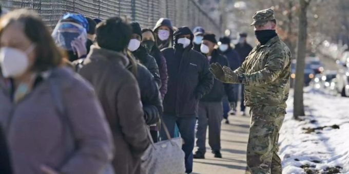 Menschen warten im New Yorker Stadtteil Queens vor einem Impfzentrum. Foto: Seth Wenig/AP/dpa Menschen warten im New Yorker Stadtteil Queens vor einem Impfzentrum. Foto: Seth Wenig/AP/dpa