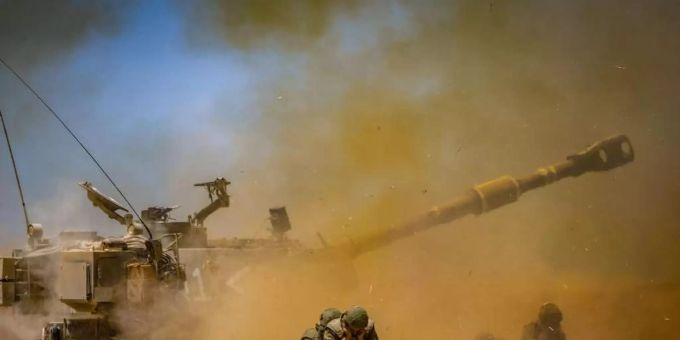 Israelische Artilleriekorps feuern in den Gazastreifen nahe der südisraelischen Stadt Sderot. Foto: JINI/XinHua/dpa Israelische Artilleriekorps feuern in den Gazastreifen nahe der südisraelischen Stadt Sderot. Foto: JINI/XinHua/dpa