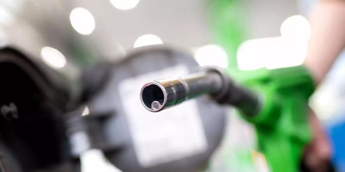 Der Benzinpreis für ein Liter E10-Benzin liegt derzeit bei 1,75 Euro. Foto: Sven Hoppe/dpa e1o-benzin