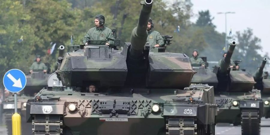 Im vergangenen Jahr stiegen die Militärausgaben weltweit auf mehr als 1,6 Billionen Euro. Foto: Radek Pietruszka/PAP/dpa