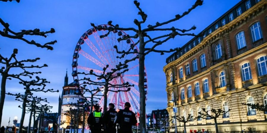 Polizisten kontrollieren Corona-Regelungen in Düsseldorf