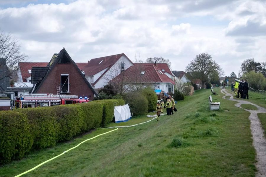 Das Haus stand komplett in Flammen.