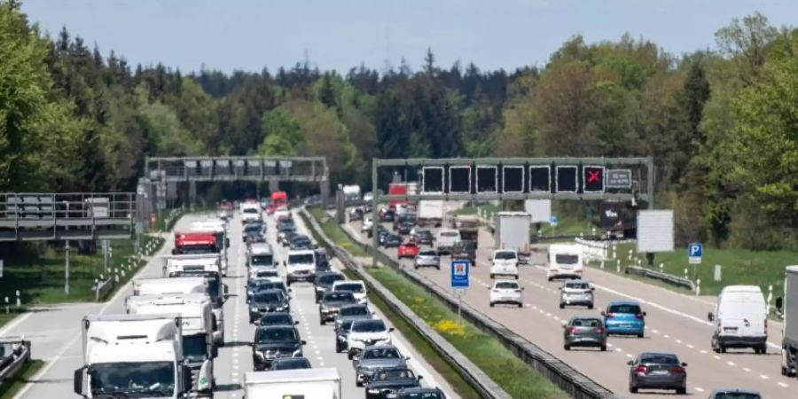 Dichter Verkehrauf der Autobahn. Foto: Matthias Balk/dpa