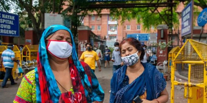 Zwei Frauen betrauern in Neu Delhi den Tod eines Angehörigen. Foto: Pradeep Gaur/SOPA Images via ZUMA Wire/dpa Zwei Frauen betrauern in Neu Delhi den Tod eines Angehörigen. Foto: Pradeep Gaur/SOPA Images via ZUMA Wire/dpa