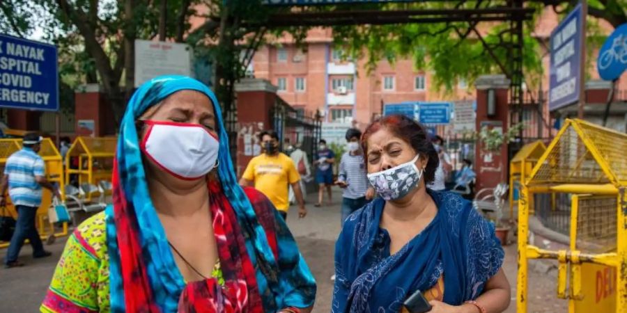 Zwei Frauen betrauern in Neu Delhi den Tod eines Angehörigen. Foto: Pradeep Gaur/SOPA Images via ZUMA Wire/dpa