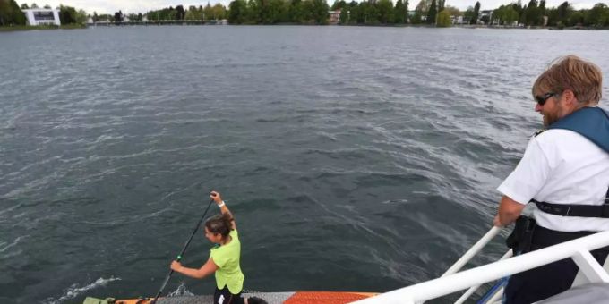 Wasserschutzpolizist Thomas Rupflin kontrolliert auf dem Bodensee eine Stand-up-Paddlerin. Foto: Karl-Josef Hildenbrand/dpa Wasserschutzpolizist Thomas Rupflin kontrolliert auf dem Bodensee eine Stand-up-Paddlerin. Foto: Karl-Josef Hildenbrand/dpa