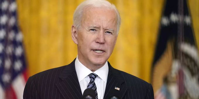 Joe Biden, Präsident der USA, spricht im East Room des Weissen Hauses über Corona-Impfungen. joe biden