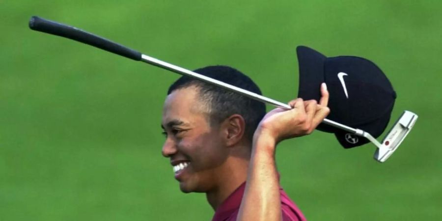 Tiger Woods bejubelt seinen Sieg beim Masters-Golfturnier 2001 im Augusta National Golf Club. Foto: Amy Sancetta/AP/dpa