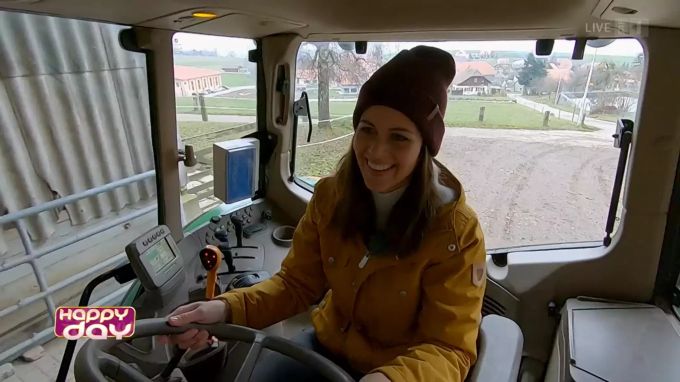 Melanie Oesch: Mit dieser Traktorfahrerin rechnete Samira nicht. Melanie Oesch