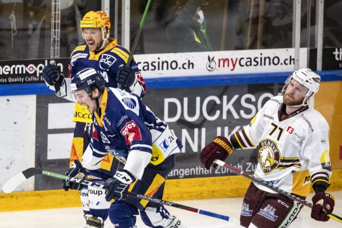 Der EV Zug bejubelt das 1:0 im Mitteldrittel. EV Zug