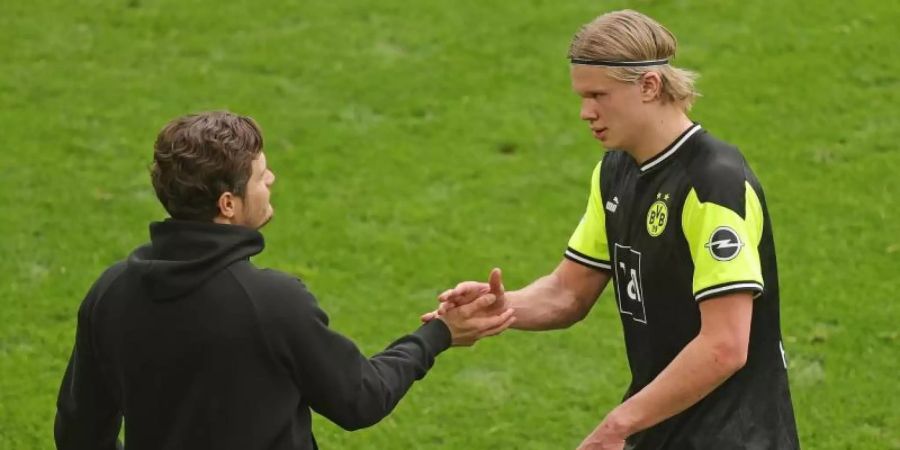 Dortmunds Trainer Edin Terzic und Stürmer Erling Haaland stehen noch beim BVB unter Vertrag. Foto: Friedemann Vogel/EPA-Pool/dpa