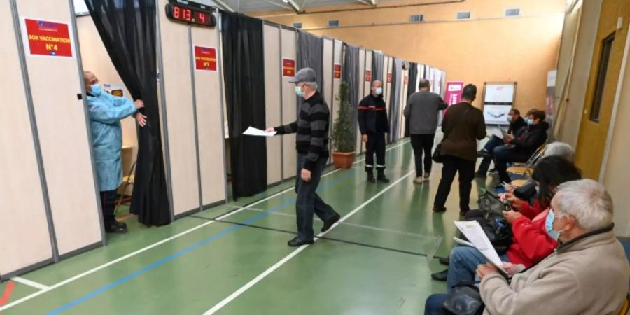 Warten auf die Impfung im südfranzösischen Vailhauques