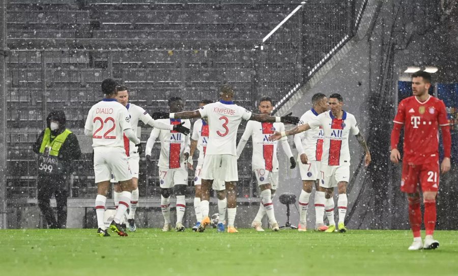 Die Spieler von Paris Saint-Germain bejubeln den Führungstreffer in der Allianz Arena.