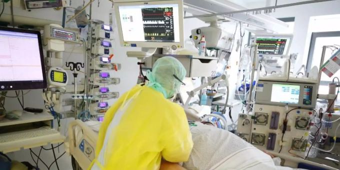 Eine Pflegefachkraft kümmert sich in einem Spital um einen Covid-Patienten. coronavirus
