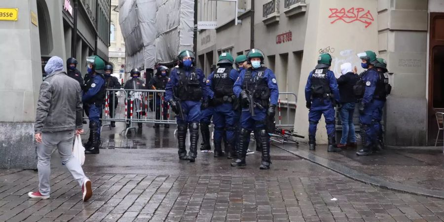 Polizisten in Vollmontur in der Berner Innenstadt.