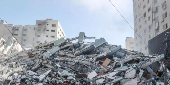 Palästinenser stehen vor den Trümmern eines Gebäudes, in dem verschiedene internationale Medien untergebracht waren, darunter auch die Associated Press und Al-Dschasira, nach einem israelischen Luftangriff. gaza