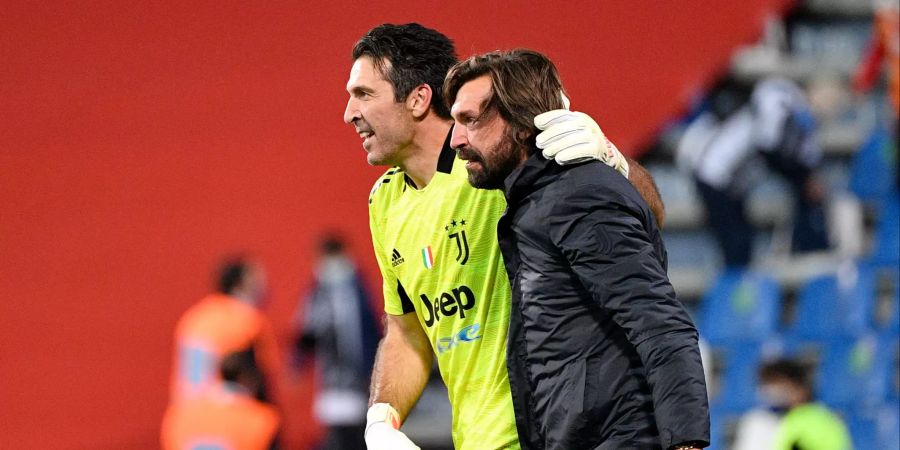 Gianluigi Buffon und Trainer Andrea Pirlo umarmen sich nach dem Cup-Sieg.