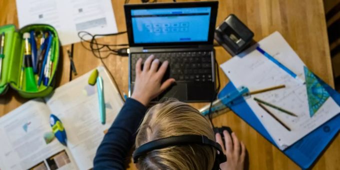 Junge beim Home-Schooling Junge beim Home-Schooling