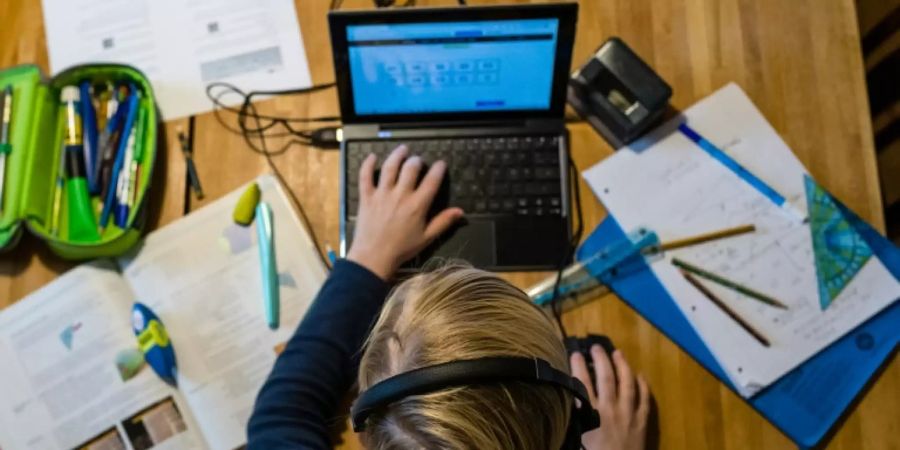 Junge beim Home-Schooling