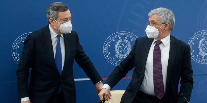 Mario Draghi (l), Ministerpräsident von Italien, und Daniele Franco, Wirtschafts- und Finanzminister von Italien, treffen zu einer Pressekonferenz ein, um ein Corona-Hilfspaket vorzustellen. Coronavirus - Italien