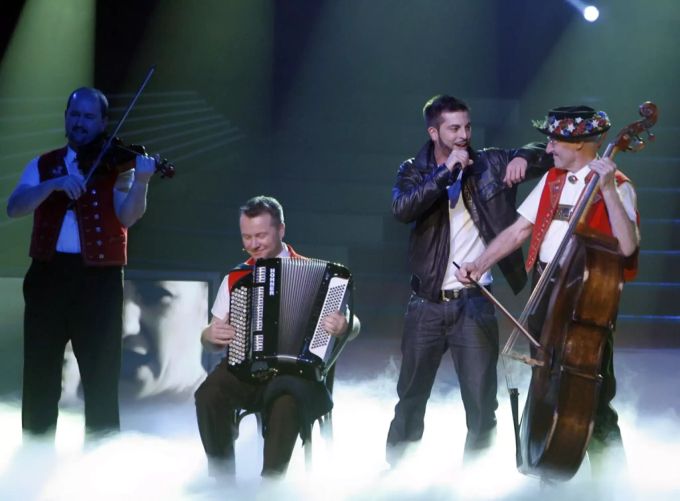 Grosser Auftritt von Rapper Bligg und der Streichmusik Alder bei der Verleihung der Swiss Awards im Zürcher Hallenstadion am Samstag, 12. Januar 2008. Bligg Streichmusik Alder